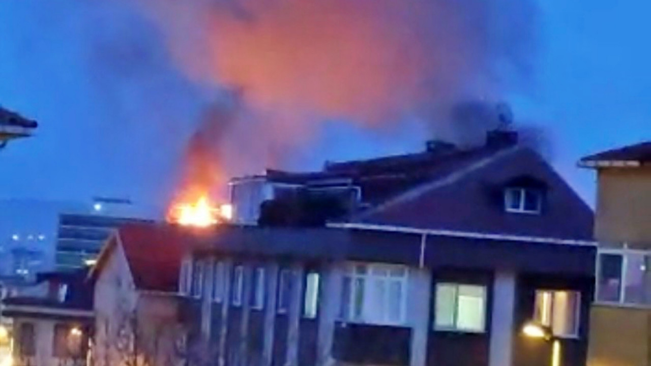 Alevler Üsküdar'daki 5 katlı bir binanın çatısını yuttu!