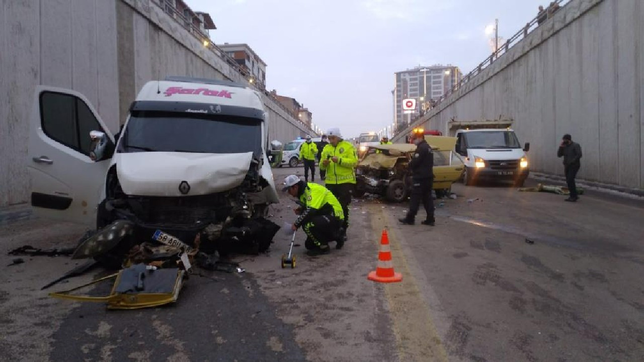 Sivas’ta otomobil ile işçi servisi çarpıştı: 12 yaralı