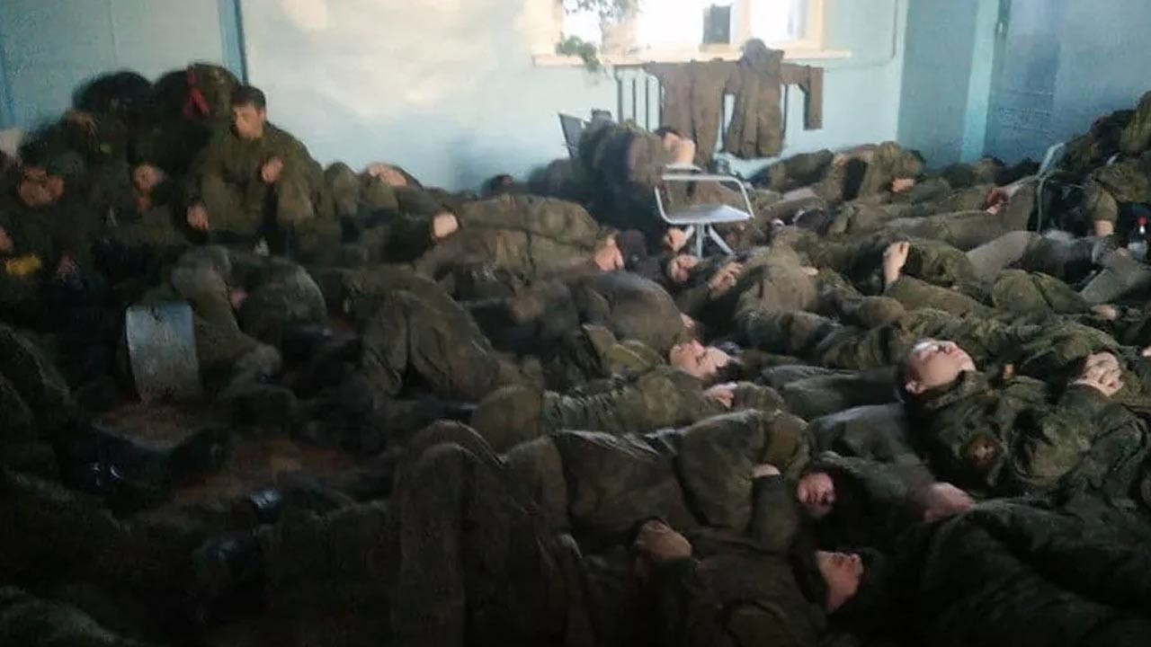Sosyal medyada gündem oldu... Rusya, yüzlerce askerini tren istasyonunda mı unuttu?