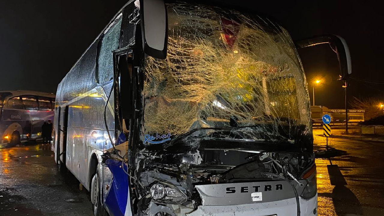 Yolcu otobüsü 2 tıra çarptı! Muavin araçta sıkışarak yaralandı
