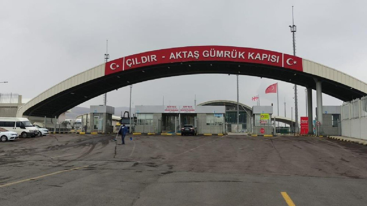 Gürcistan, sınır kapılarının yolcu trafiğine açılışını askıya aldı