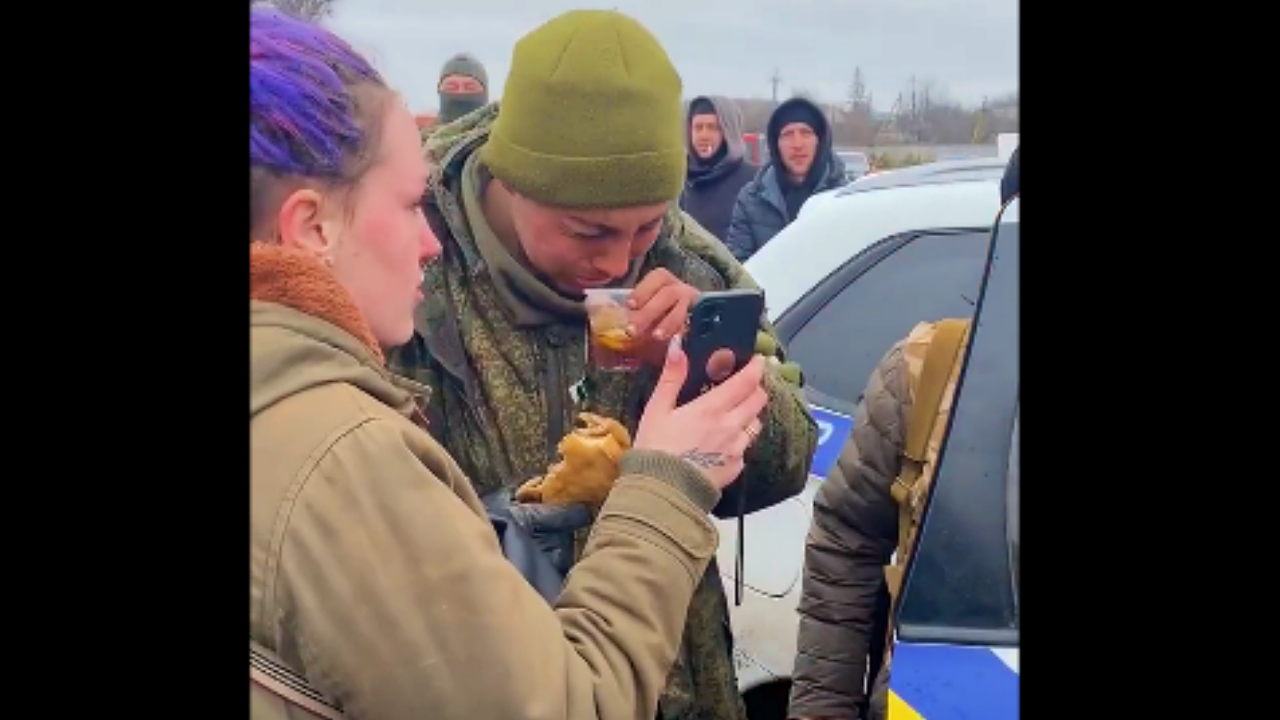 Ukraynalıların çay ve yemek ikram ettiği Rus askeri ağlamaya başladı!