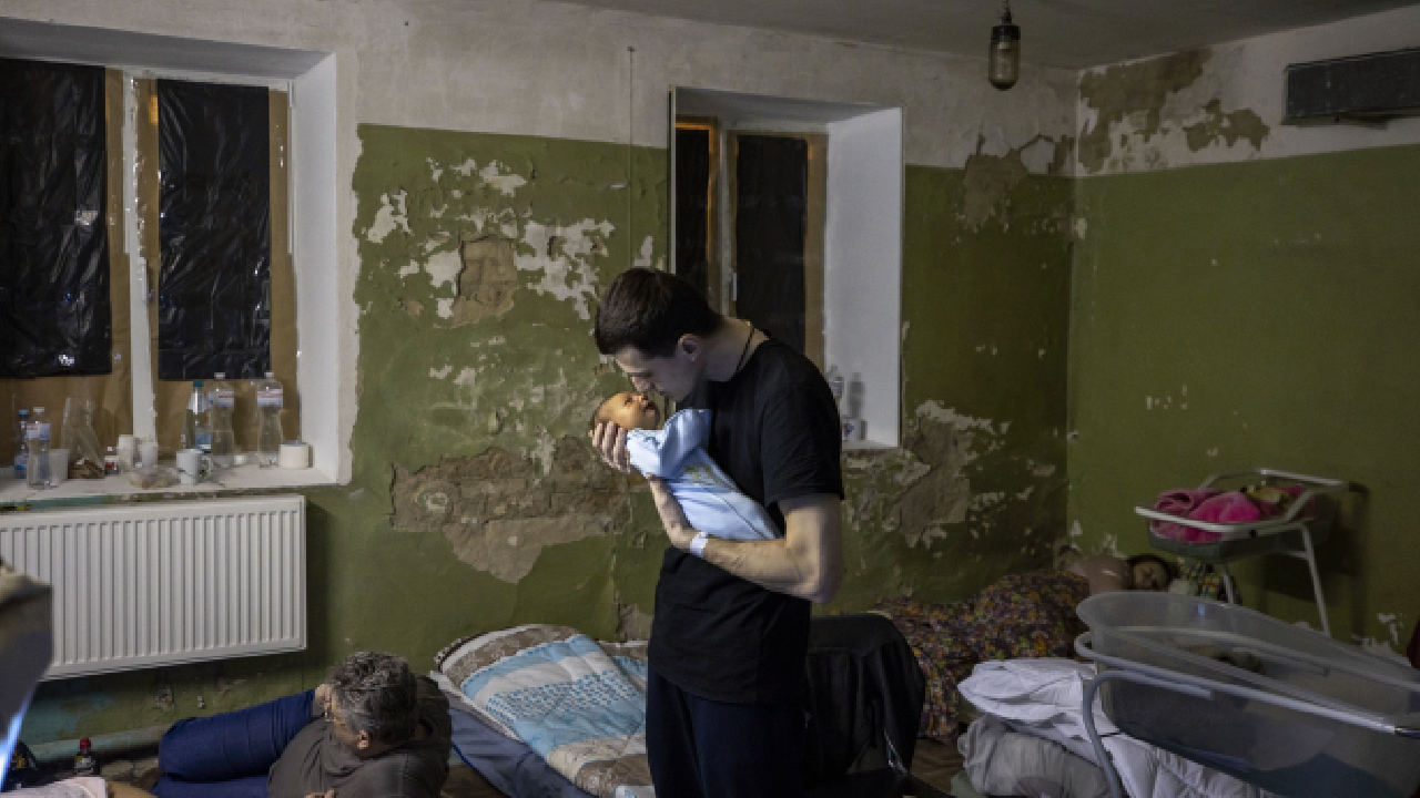 Rusya'nın saldırdığı Ukrayna'da bebekler sığınaklarda doğuyor