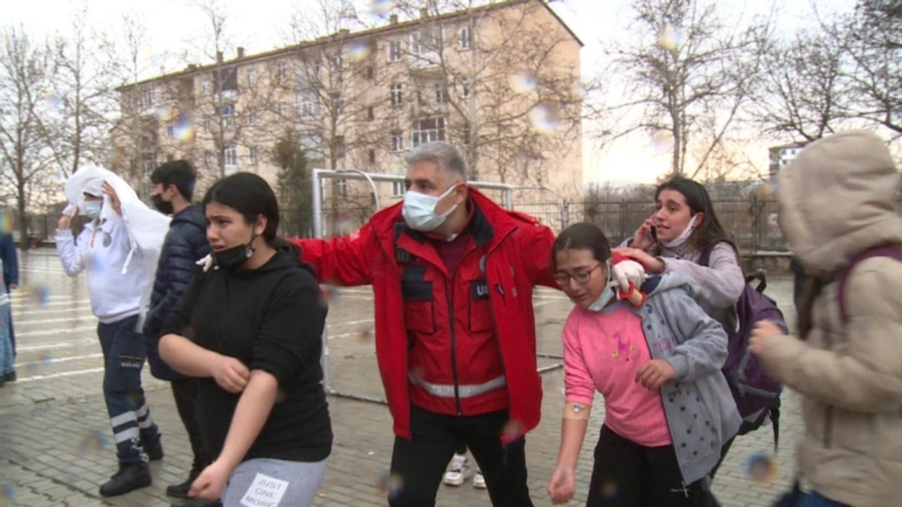 Elazığ'da bir okulda zehirlenme paniği: Öğrenci sayısı giderek artıyor! Valilik açıklama yaptı!