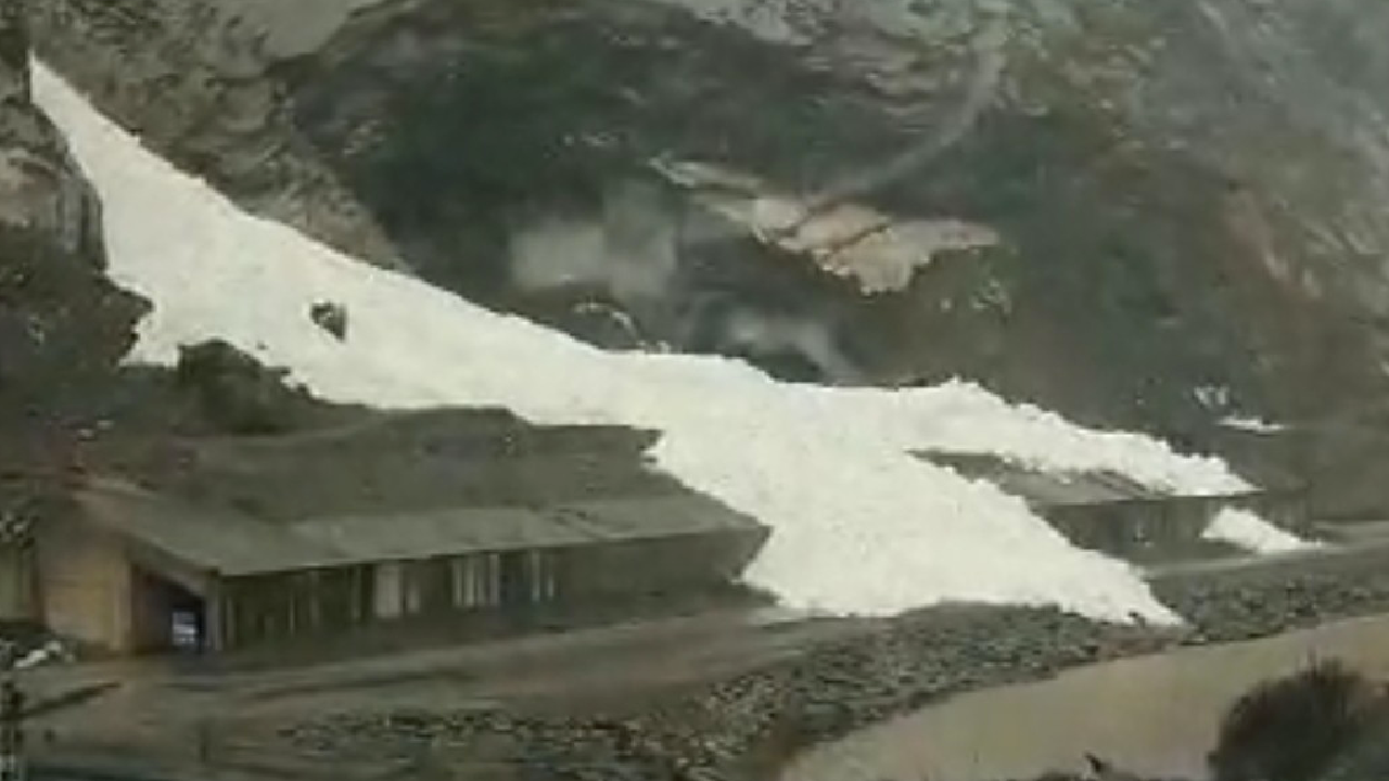 Kar tünelleri, 3 bin 467 metrelik zirveden düşen çığ faciasını önledi