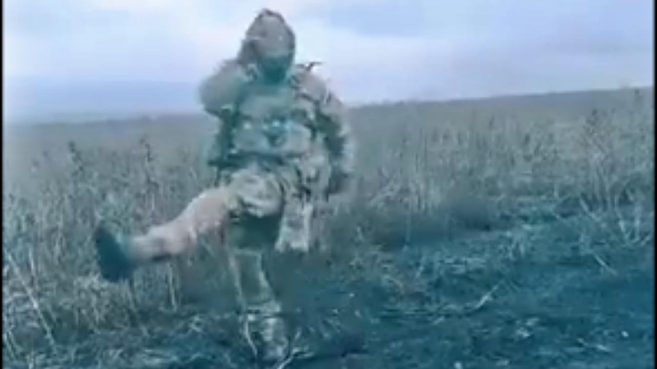 Ukraynalı asker, geride bıraktığı kızına 'dans ederek' moral verdi!
