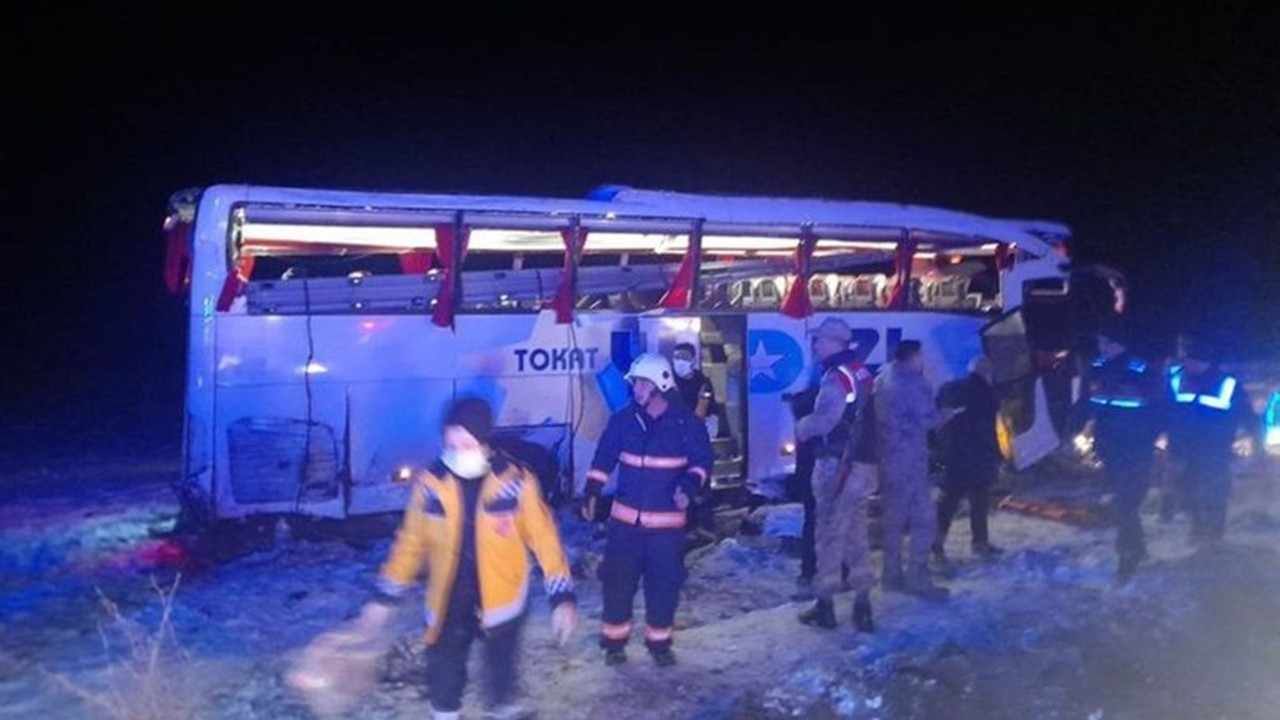 Sivas'ta yolcu otobüsü devrildi: 4'ü ağır, 20 yaralı!