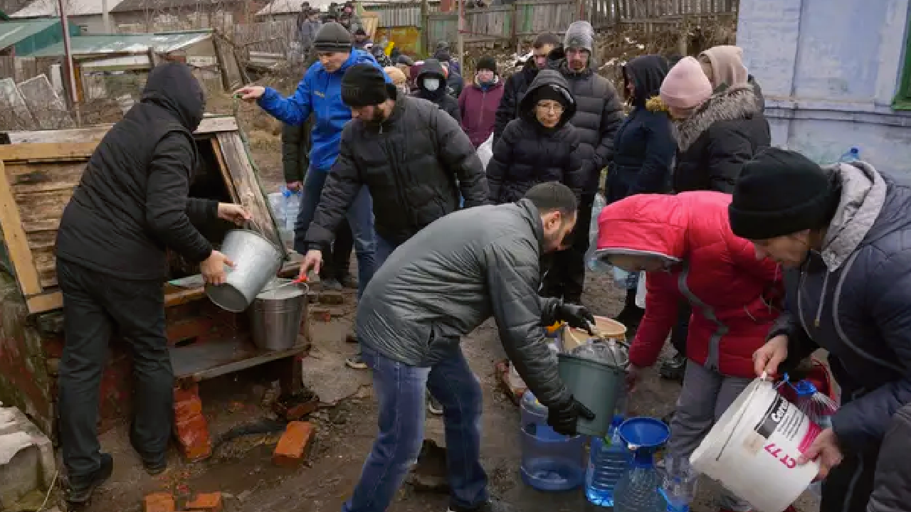 Mariupol'de insanlar yemek için birbirlerine saldırmaya başladı
