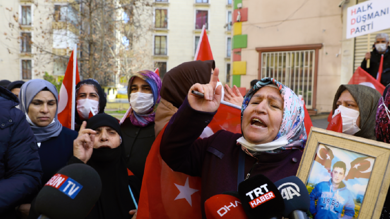 HDP önünde bekleyen Diyarbakır annelerinden CHP Genel Başkanı Kılıçdaroğlu'na tepki