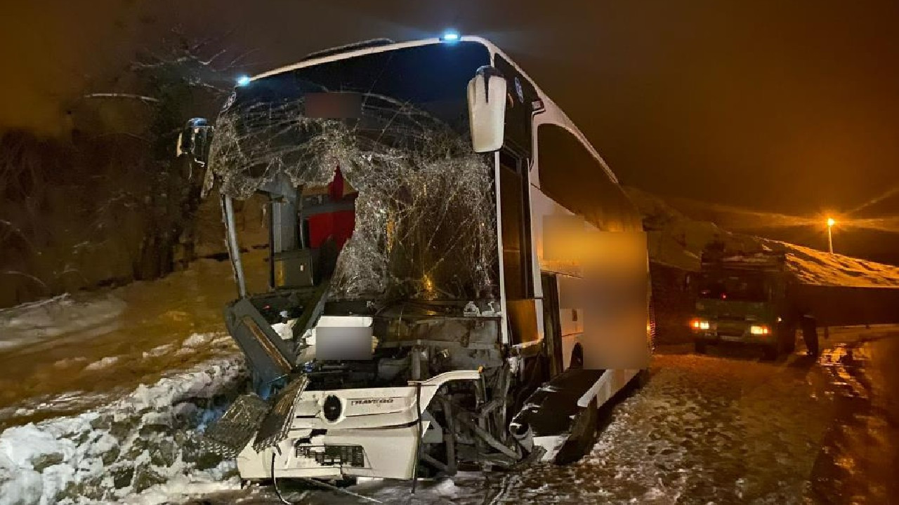 Yolcu otobüsü buzlu yolda 500 metre kaydı, 25 yolcu ölümden döndü