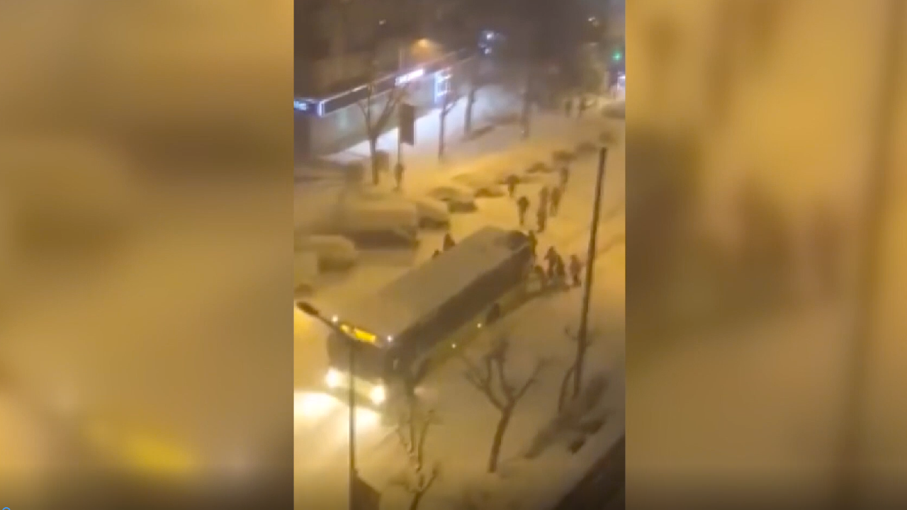 İETT otobüsü kara saplandı! Otobüsü yolcular kurtardı