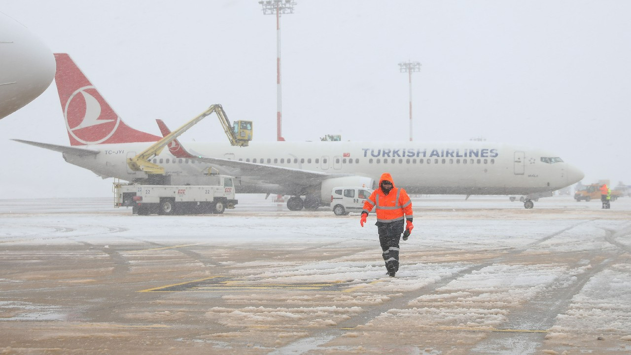 İstanbul'da kar alarmı! THY, 100 uçuşu iptal etti