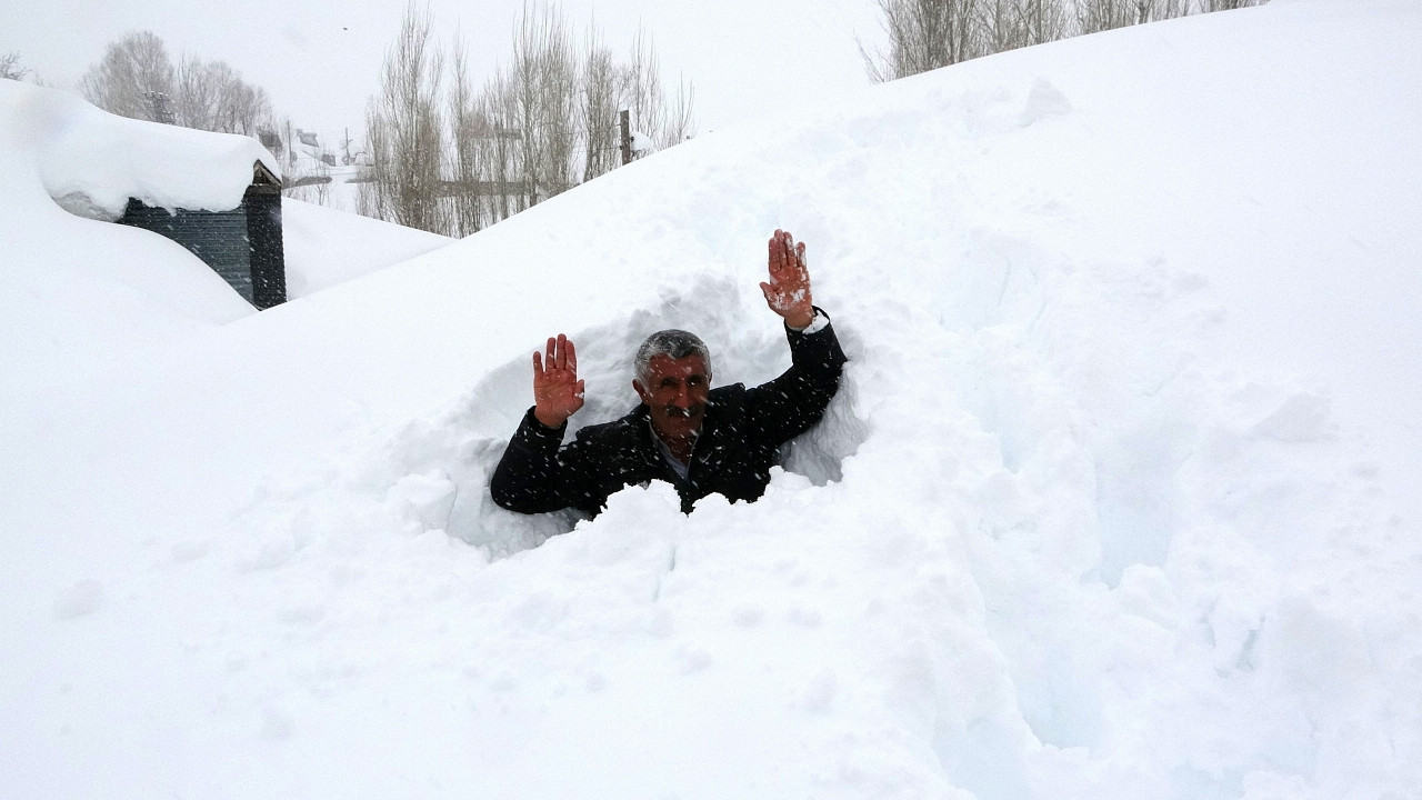 Kar bir köyü yuttu: Vatandaşlar tüneller açarak ulaşım sağlıyor!
