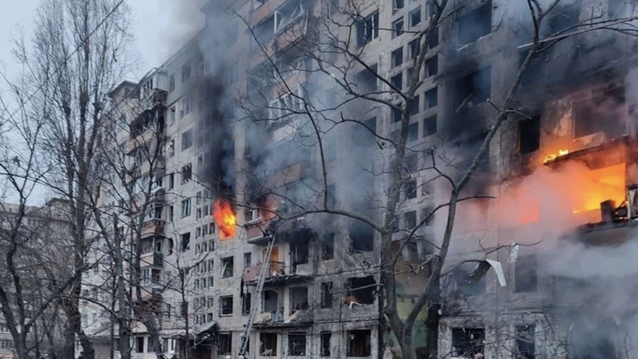 Rusya yine sivilleri vurdu: Bombaların hedefi bu sefer Kiev'de bir apartman oldu