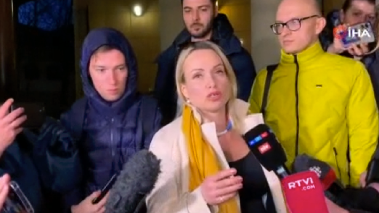 Rus devlet televizyonunda savaş karşıtı pankart açan editör: Sorgu 14 saatten fazla sürdü