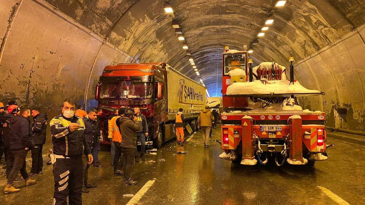 Kaza nedeniyle ulaşıma kapanan Anadolu Otoyolu'nun İstanbul yönü açıldı