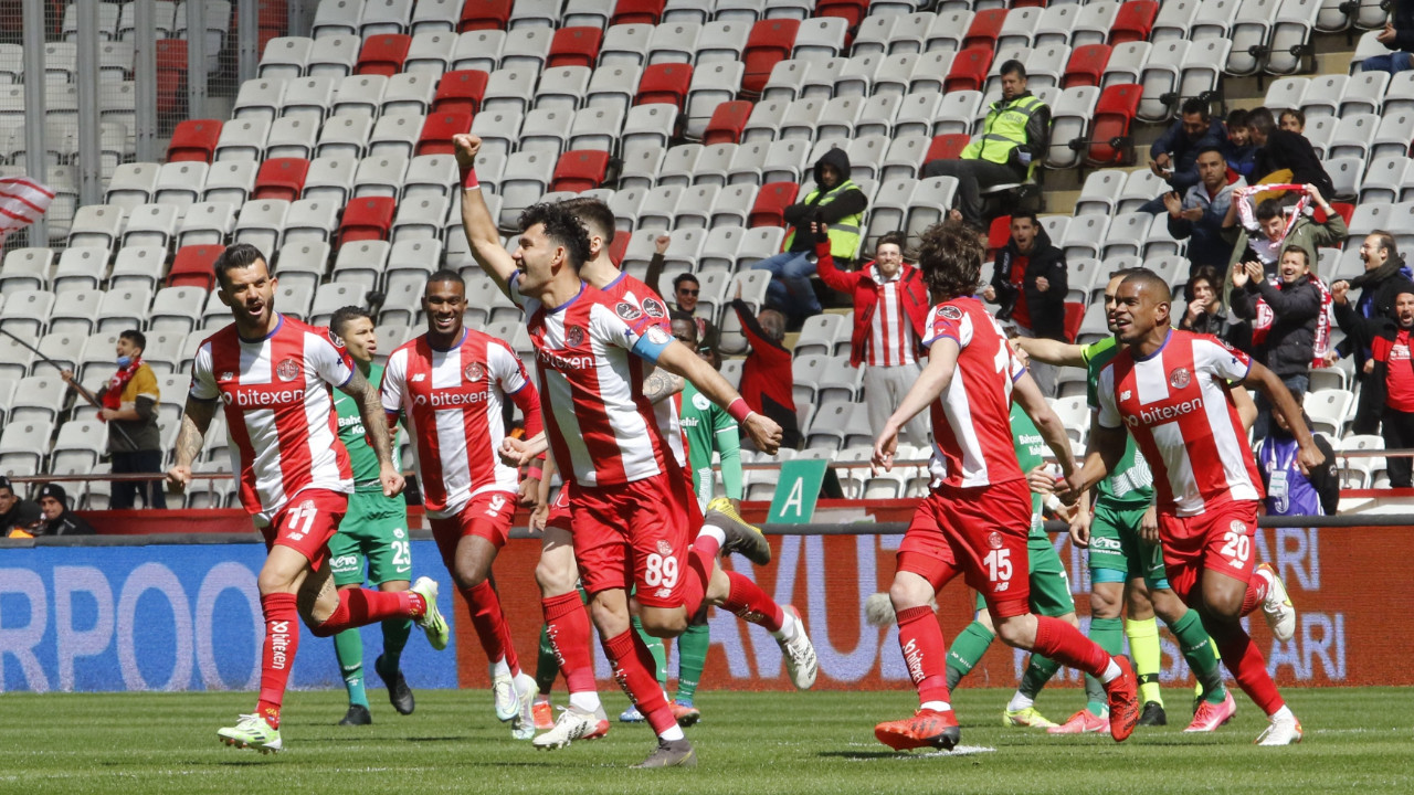 Antalyaspor'dan evinde Giresunspor'a 4 gol! Yenilmezlik serisi 8 maça çıktı