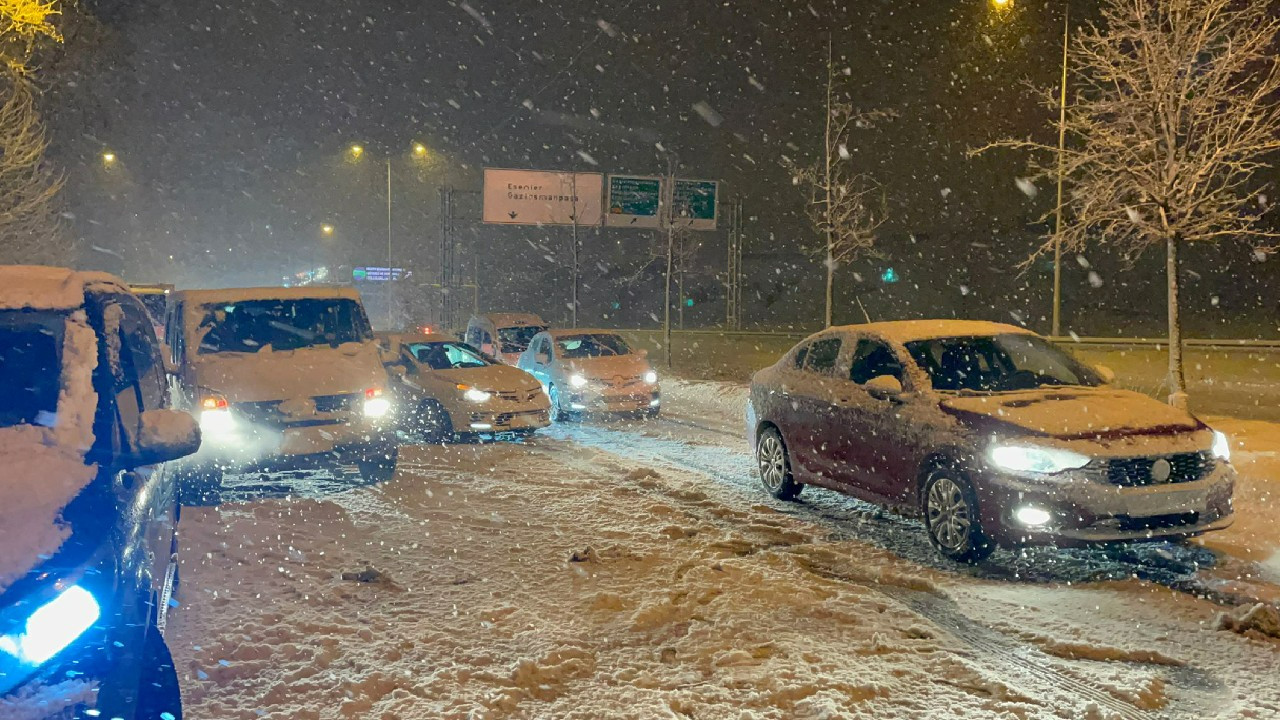 İstanbul'da kar yağışı sürücülere zor anlar yaşatıyor!