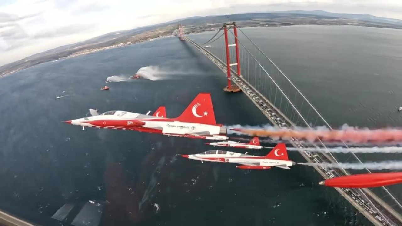 Türk Yıldızları'ndan 1915 Çanakkale Köprüsü üzerinde muhteşem gösteri!