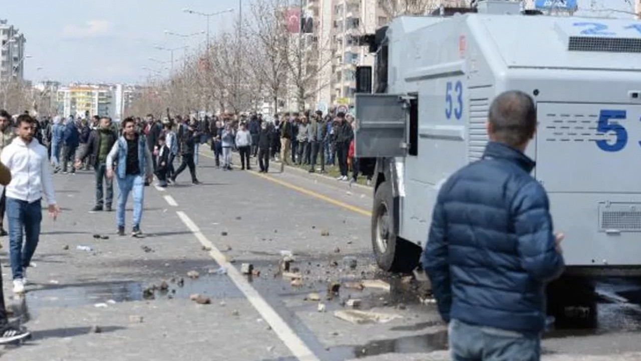 HDP'liler Diyarbakır'da ortalığı birbirine kattı: Teröristler lehine slogan atıp bez parçası açtılar