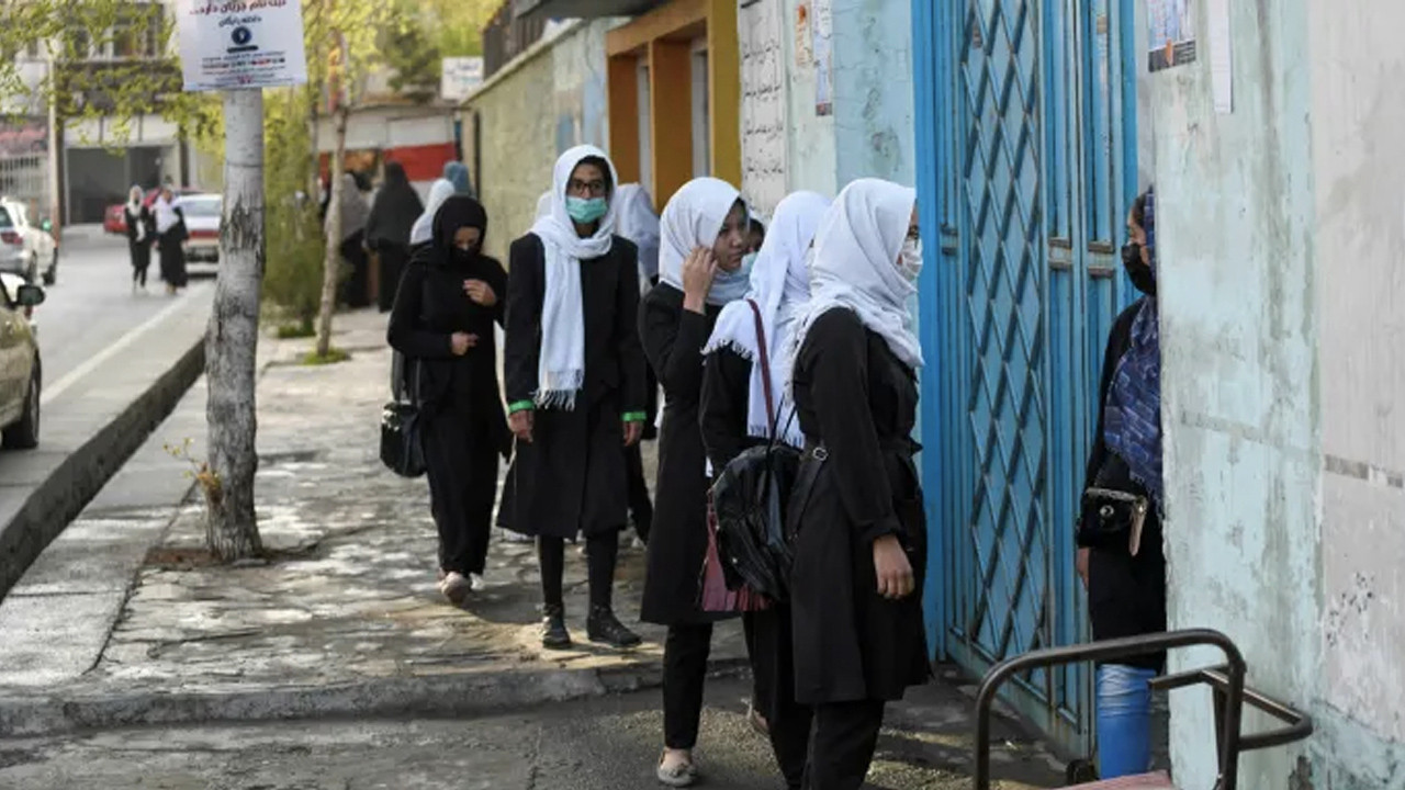 Taliban'dan kız çocuklarını ilgilendiren tartışmalı karar Üniformaları gerekçe olarak gösterdi