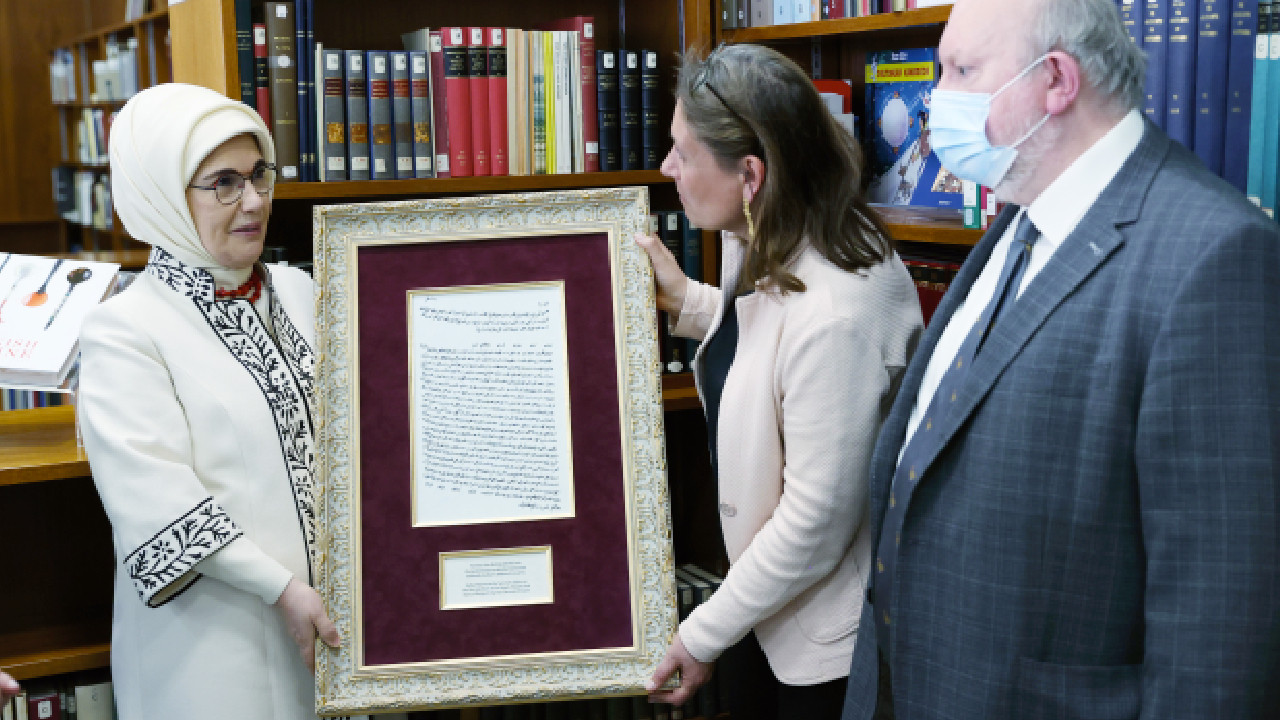 Emine Erdoğan'dan Belçika Kraliyet Kütüphanesi'ne anlamlı hediye
