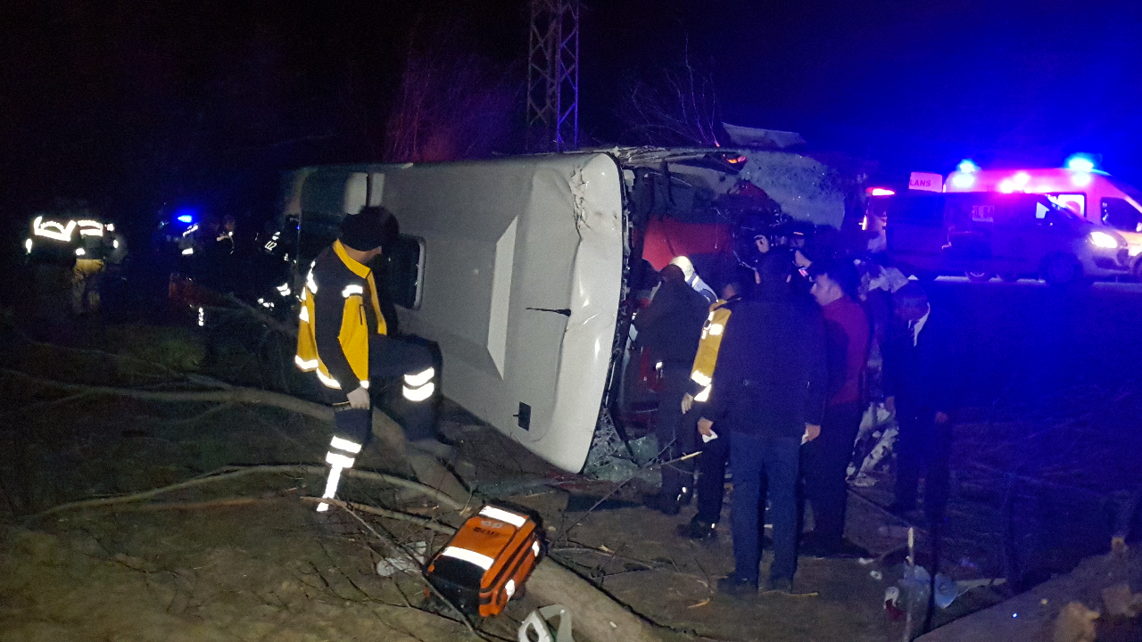 Erzincan'da yolcu otobüsü şarampole uçtu: 1 ölü, 33 yaralı
