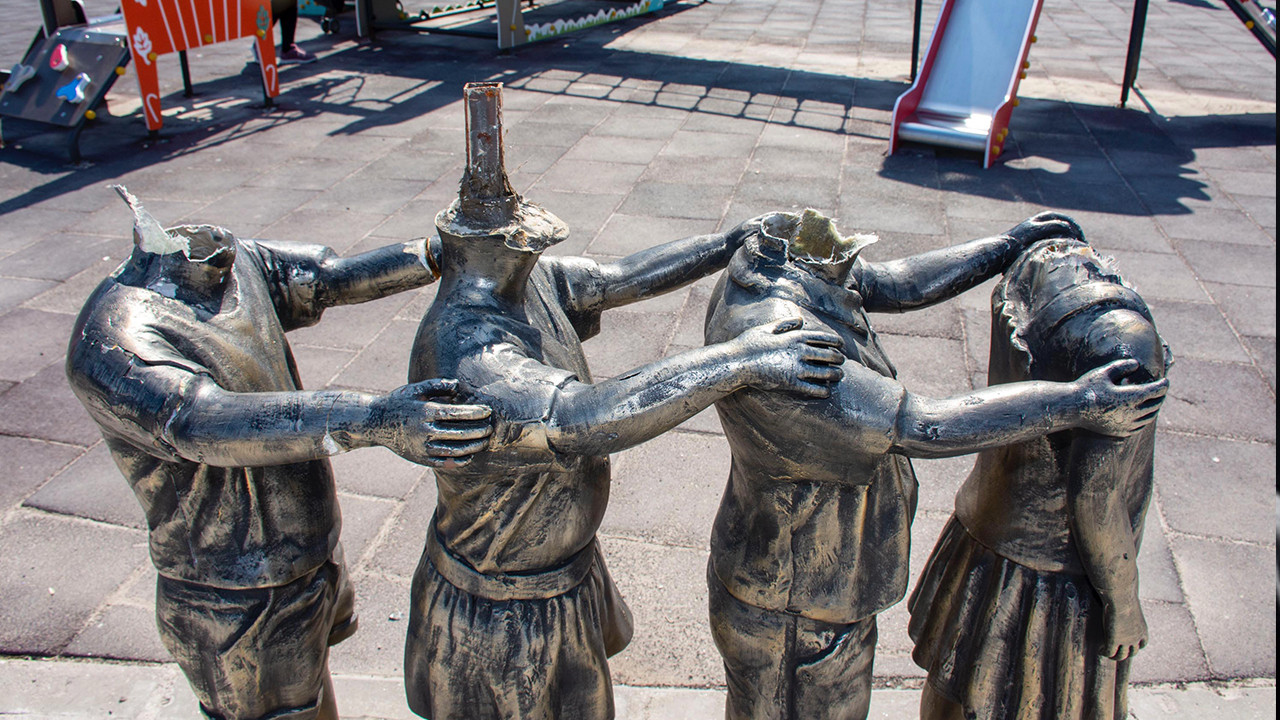 İzmir'deki çocuk heykellerine yine saldırdı: Heykellerin kafasını kesip denize attı