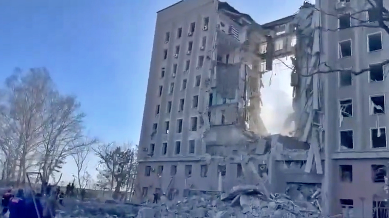 Rusya'nın vurduğu valilik binasının enkazından ölü siviller çıkıyor!