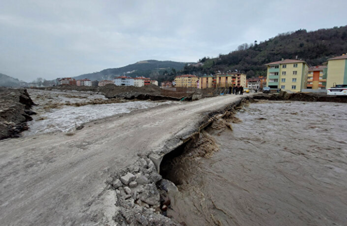 Kar suları eridi, Ezine çayı taştı: Geçici köprüler trafiğe kapandı - Sayfa 4