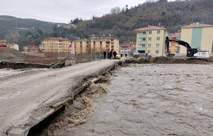 Kar suları eridi, Ezine çayı taştı: Geçici köprüler trafiğe kapandı - Sayfa 1
