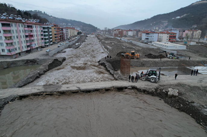 Kar suları eridi, Ezine çayı taştı: Geçici köprüler trafiğe kapandı - Sayfa 3