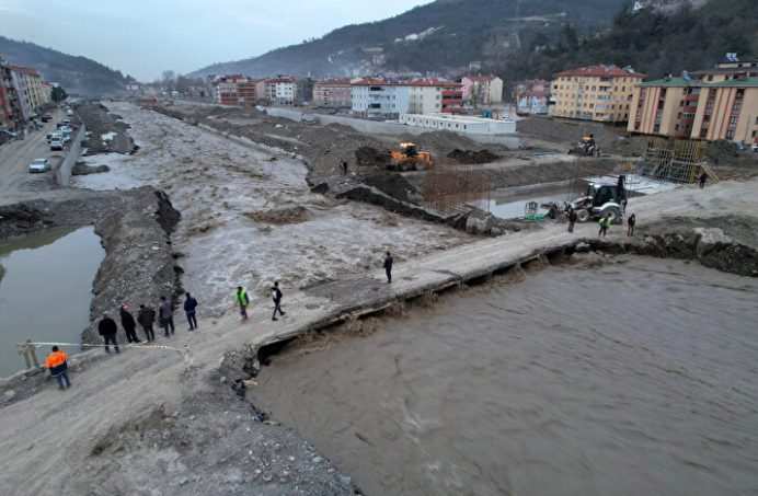 Kar suları eridi, Ezine çayı taştı: Geçici köprüler trafiğe kapandı - Sayfa 2