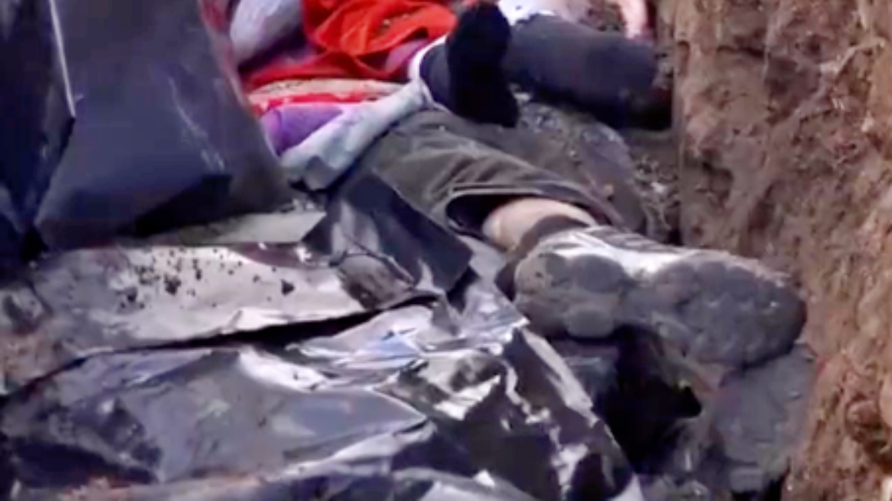 Ukraynalılar sivillerinin ölü bedenlerini siperlerin içine atıyor!