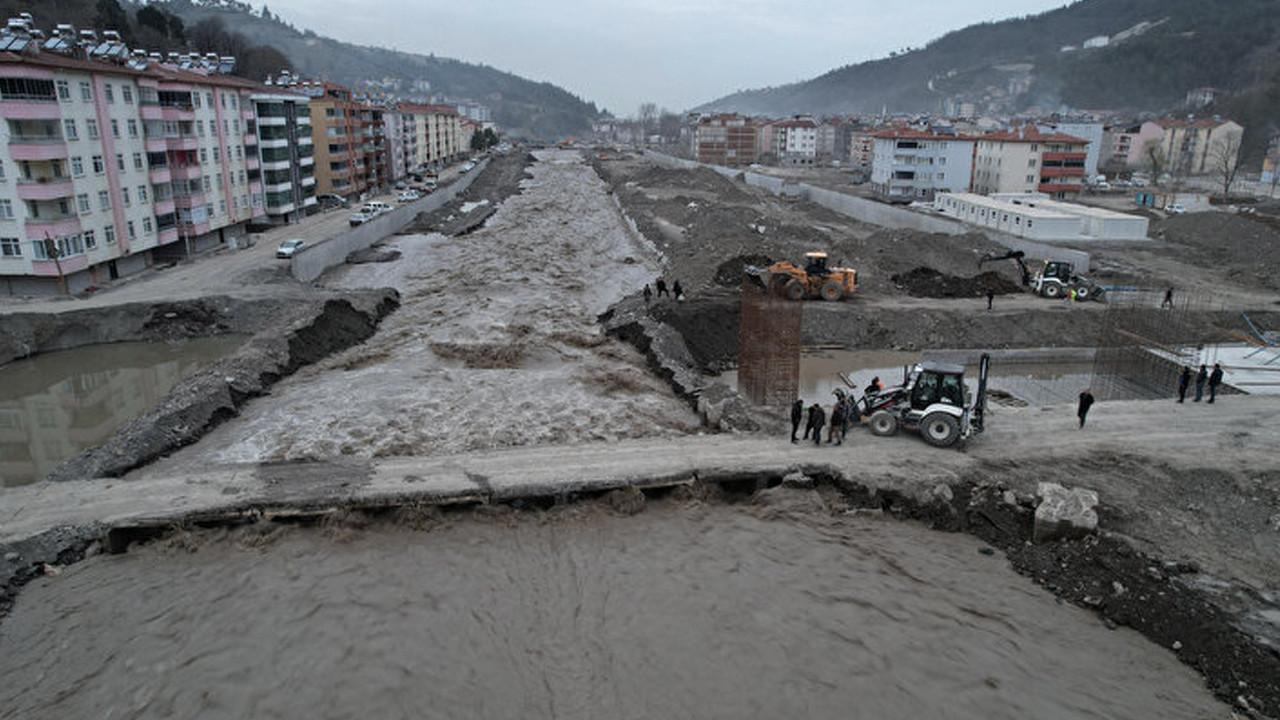 Kar suları eridi, Ezine çayı taştı: Geçici köprüler trafiğe kapandı