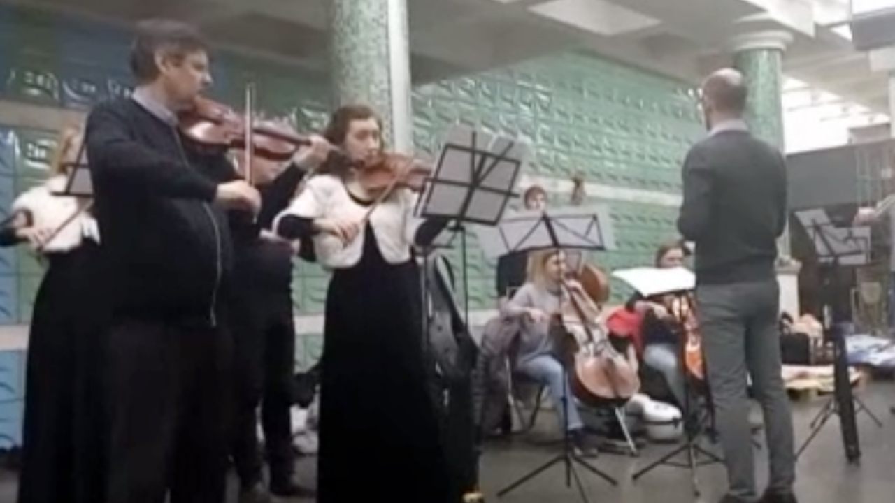 Ukraynalı müzisyenler sığınaklarda konserler verdi: Moraller yüksek!