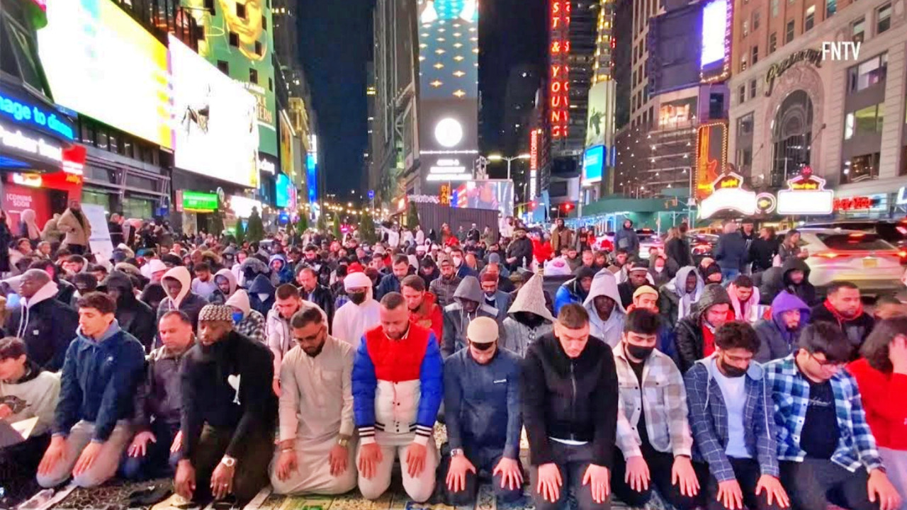 New York'ta yüzlerce Müslüman Times Meydanı'nda namaz kıldı!