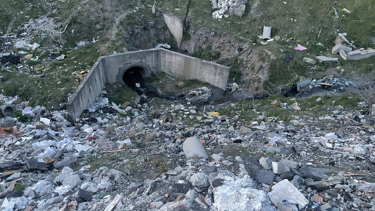 Alibeyköy Barajı'na akan derenin taşıdığı kirli su, çevreyi tehdit ediyor