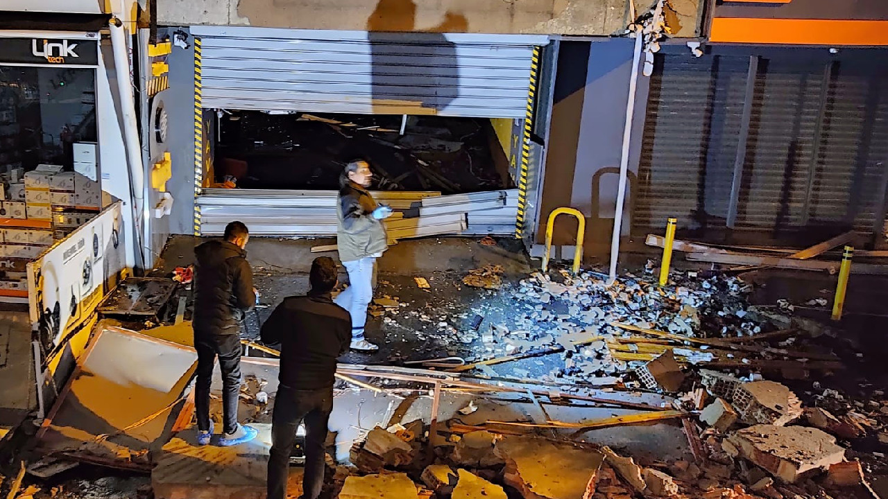 Fatih'te 4 katlı kapalı otoparkta patlama!