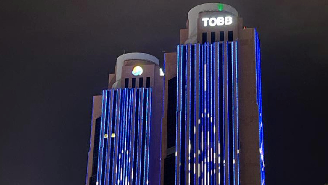 Ankara'daki TOBB İkiz Kuleleri NATO yıldızıyla aydınlatıldı