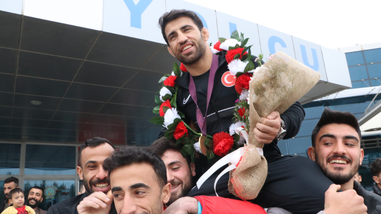 Avrupa şampiyonu güreşçi Murat Fırat'a memleketi Şanlıurfa’da davul ve zurnalı karşılama