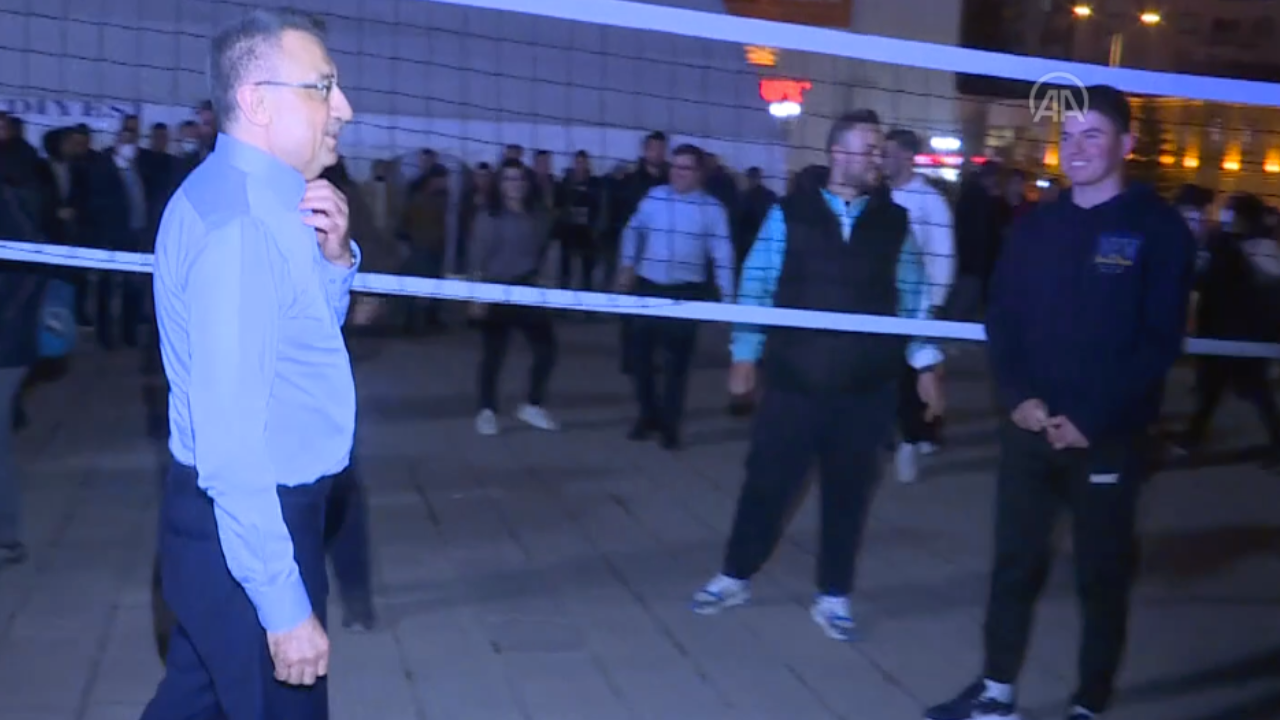 Cumhurbaşkanı Yardımcısı Oktay Yozgat'ta gençlerle voleybol oynadı