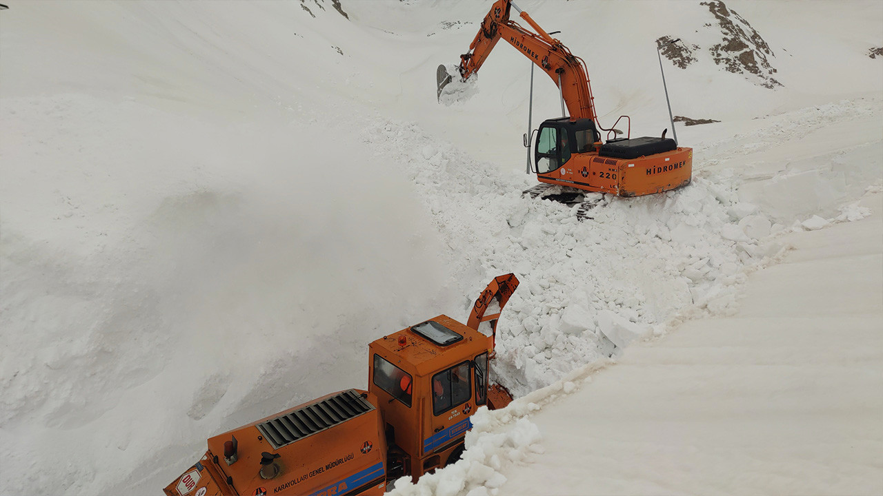 Kar kalınlığı 6 metreyi buldu: 1 kilometrelik yok 1,5 saatte açılabiliyor