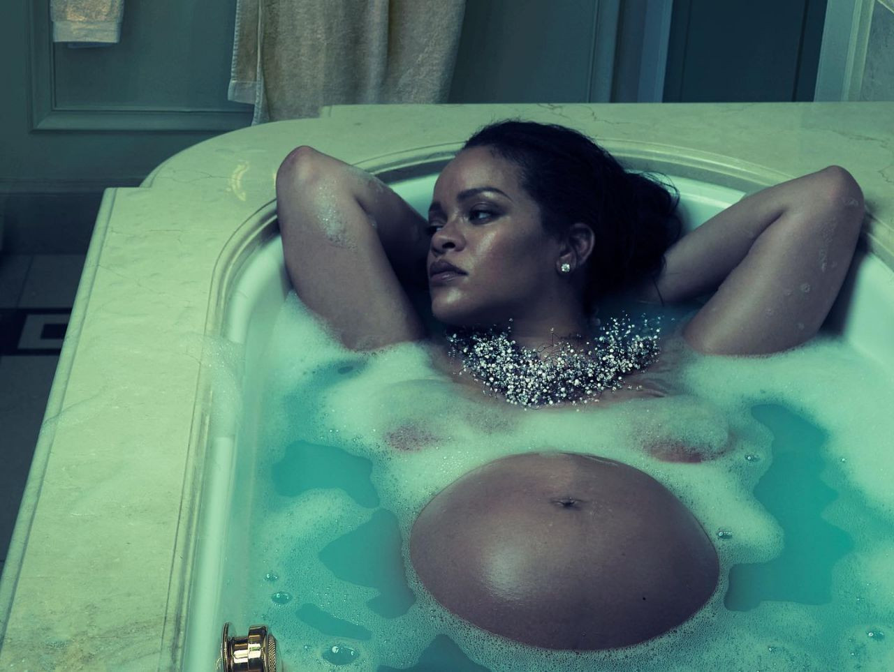 Rihanna'dan hamilelik pozları... En cesur haliyle objektif karşısına geçti - Sayfa 3