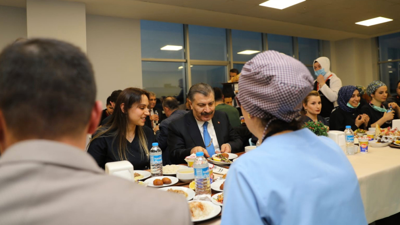 Bakan Fahrettin Koca, Sakarya'da sağlık çalışanlarıyla iftar yaptı