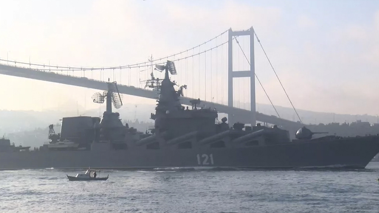 Ukrayna'nın 'vurduk' dediği Moskova gemisi İstanbul Boğazı'ndan böyle geçti: İşte o anlar