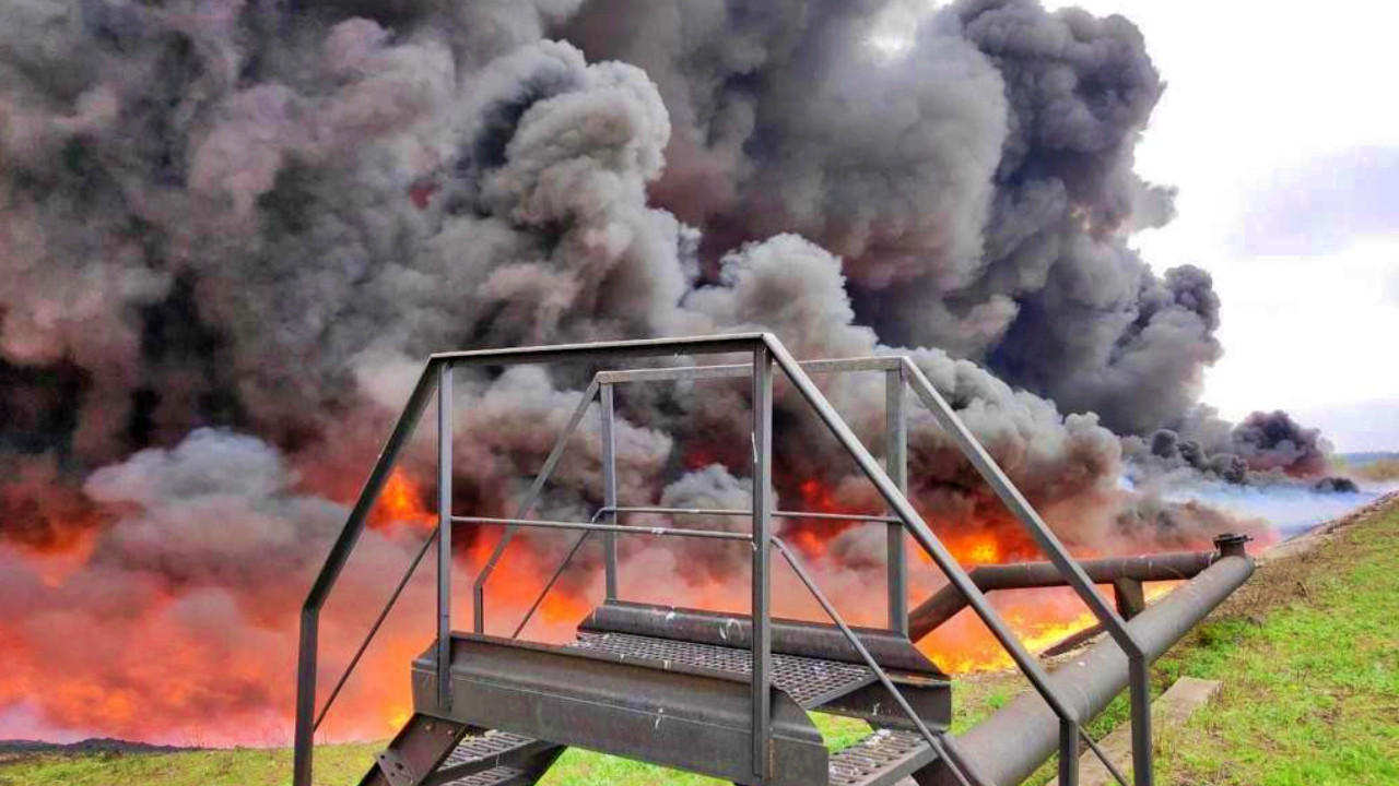 Rusya, Luhansk'daki petrol rafinerisini vurdu: 'Sığınaklarda kalın!'