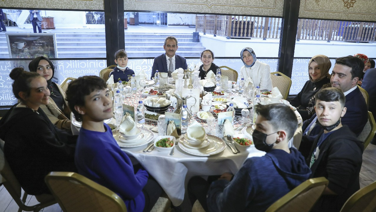 Milli Eğitim Bakanı Mahmut Özer, yetim çocuklarla iftar yaptı