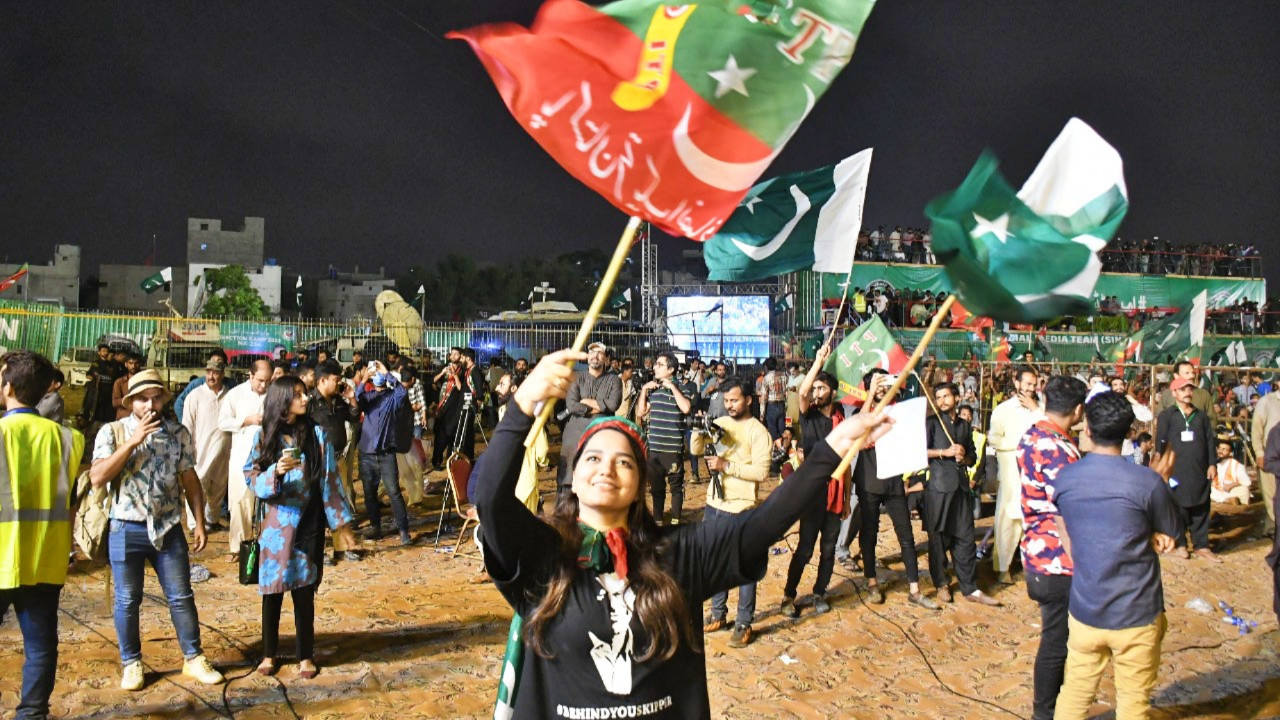 İmran Han'ın yüz binlerce destekçisi Karaçi'de toplandı: Darbeciler bu dalgaya karşı durabilecek mi?