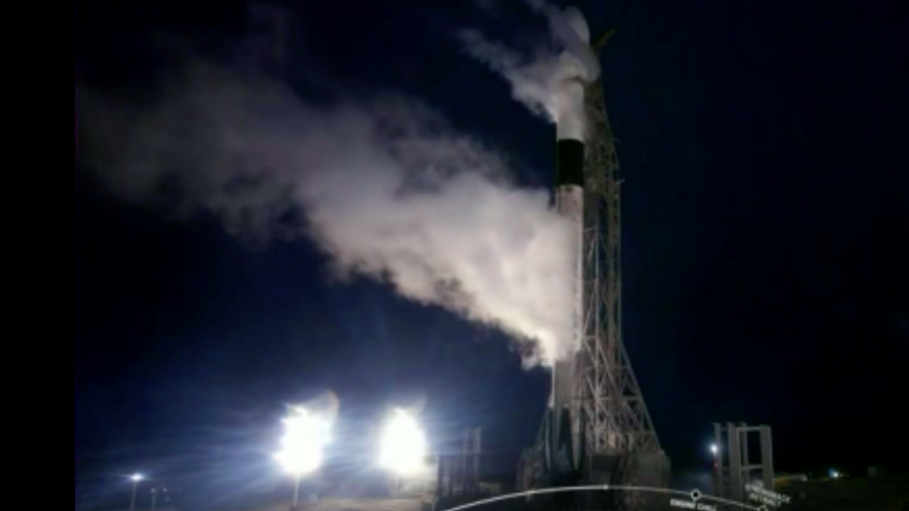 Elon Musk'ın şirketi SpaceX, ABD'ye ait istihbarat uydusunu fırlattı!